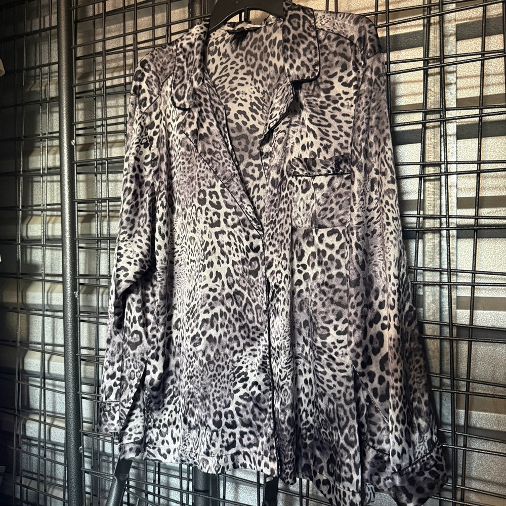 4/$25 Victorias secret button up sleep Leopard xl extra large silky gray A7